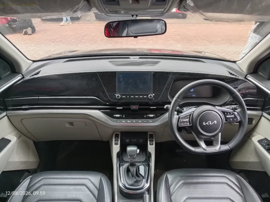 Foto Mobil Bekas Dashboard KIA Carens 1.5 tahun 2023