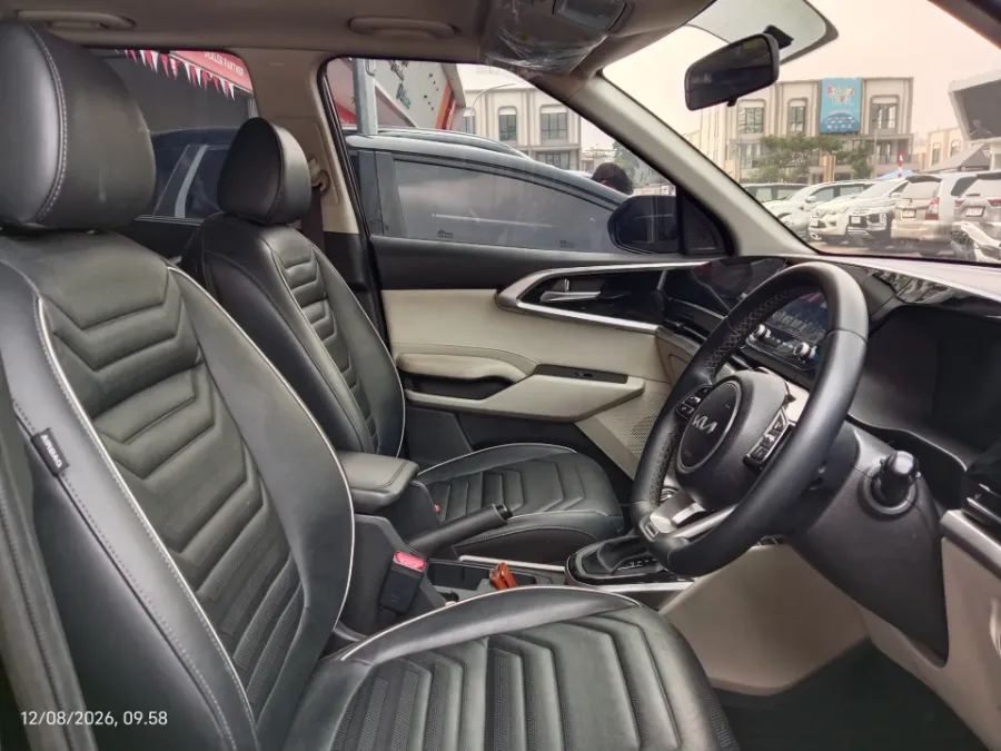 Foto Mobil Bekas Kabin Depan KIA Carens 1.5 tahun 2023