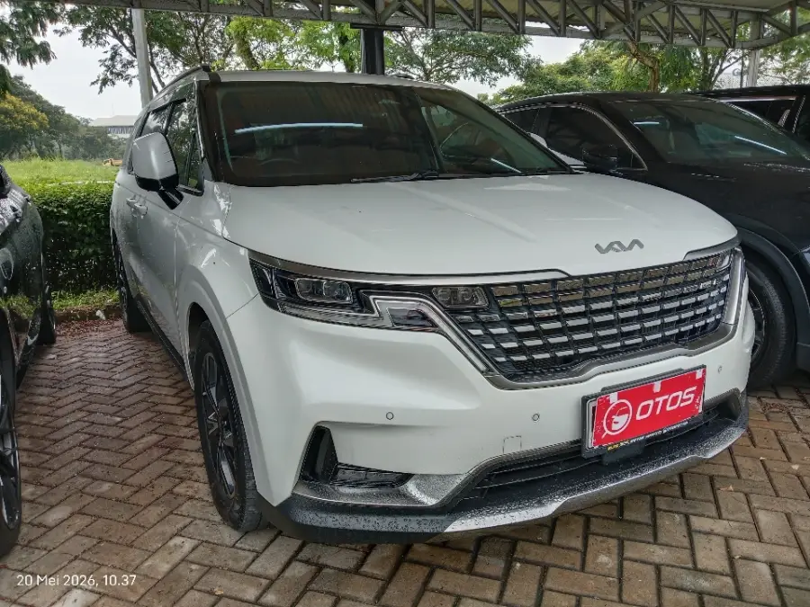 Foto Mobil Bekas Kanan Depan KIA Carnival 2.2 tahun 2023