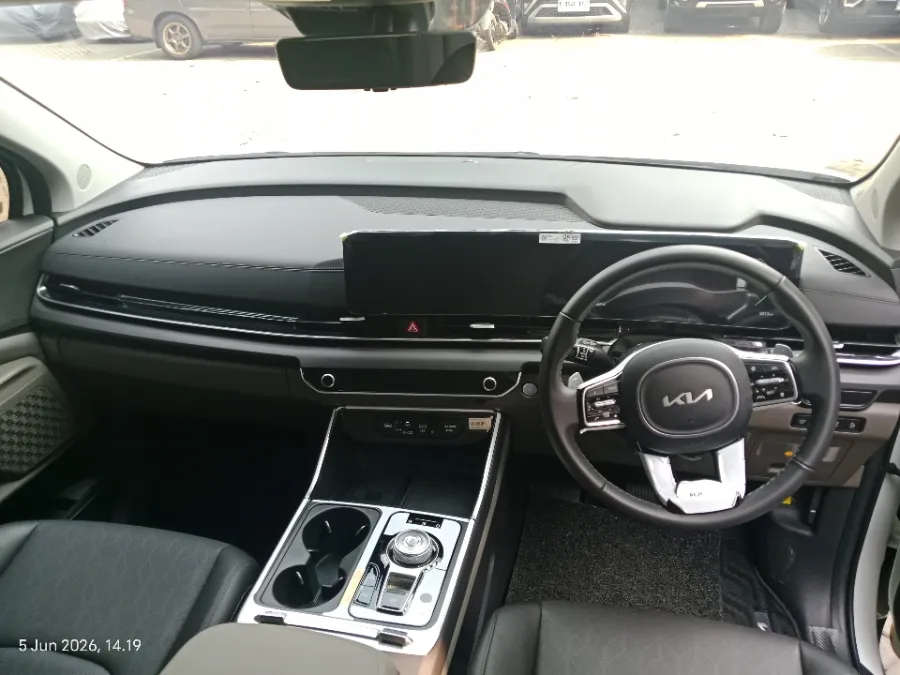 Foto Mobil Bekas Dashboard KIA Carnival 2.2 tahun 2024