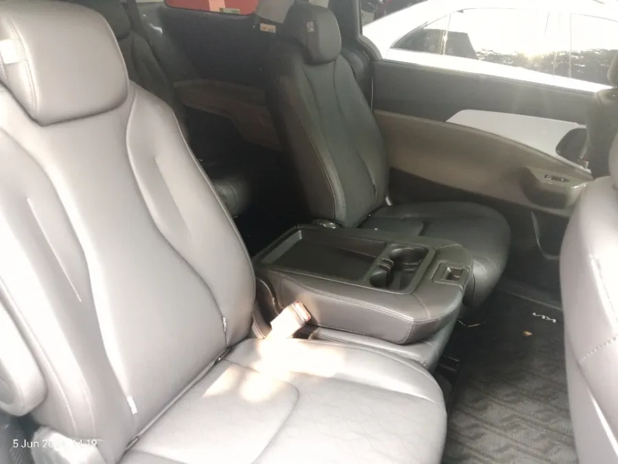Foto Mobil Bekas Kabin Belakang KIA Carnival 2.2 tahun 2024