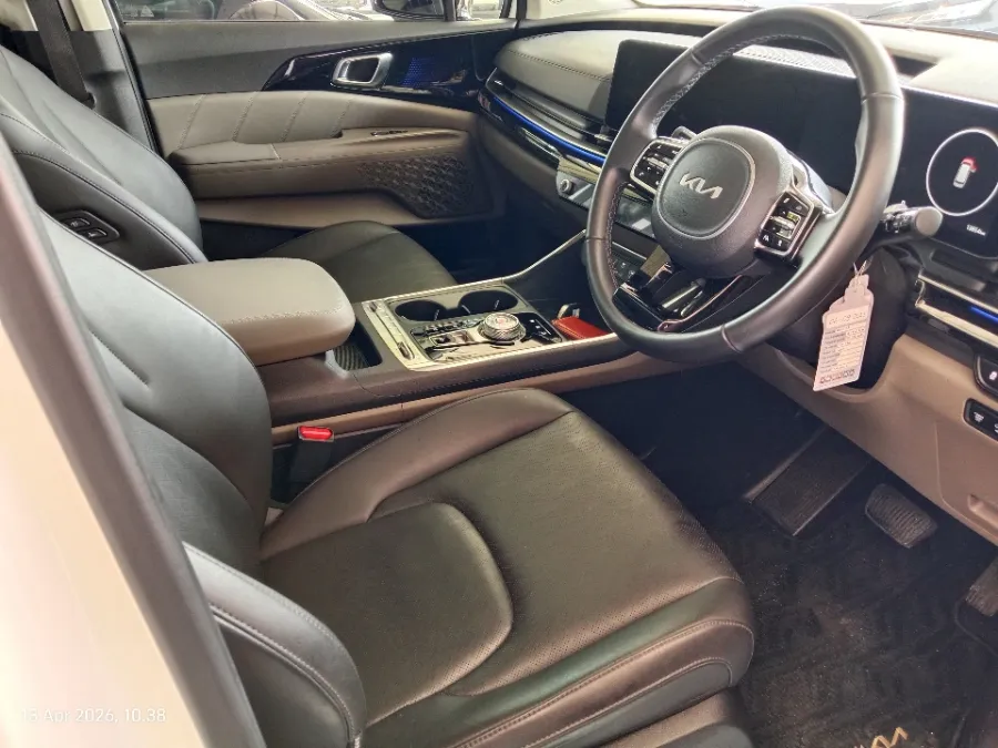 Foto Mobil Bekas Kabin Depan KIA Carnival 2.2 tahun 2024