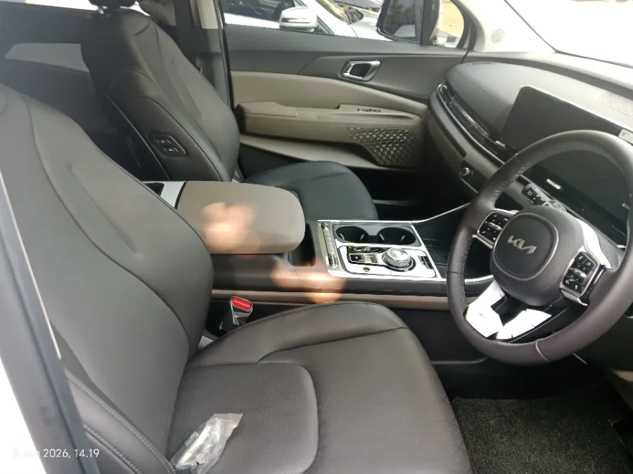 Foto Mobil Bekas Kabin Depan KIA Carnival 2.2 tahun 2024