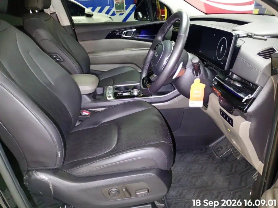 Foto Mobil Bekas Kabin Depan KIA Carnival 2.2 tahun 2024