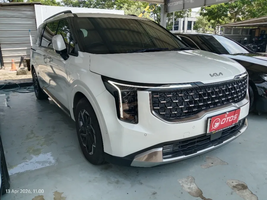 Foto Mobil Bekas Kanan Depan KIA Carnival 2.2 tahun 2024