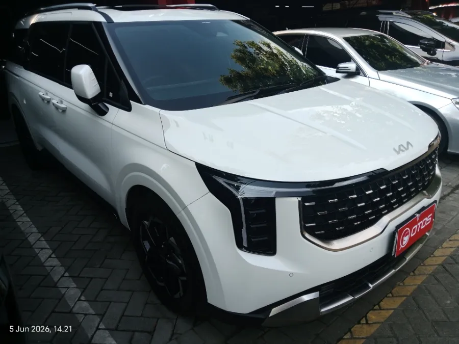 Foto Mobil Bekas Kanan Depan KIA Carnival 2.2 tahun 2024
