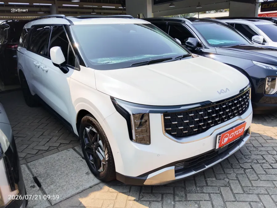 Foto Mobil Bekas Kanan Depan KIA Carnival 2.2 tahun 2024