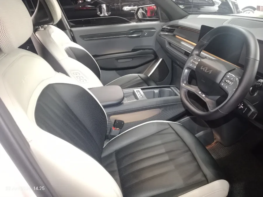 Foto Mobil Bekas Kabin Depan KIA EV9 Earth tahun 2023