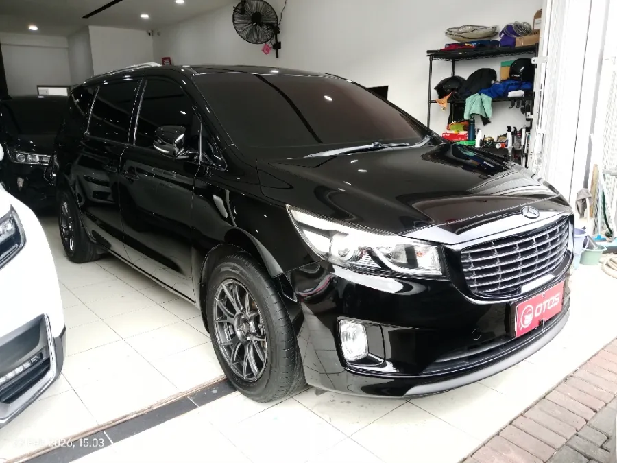 Foto Mobil Bekas Kanan Depan KIA Grand Sedona 3.3 Ultimate tahun 2018