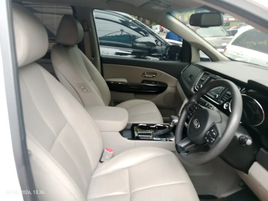 Foto Mobil Bekas Kabin Depan KIA Sedona 2.2 Diesel tahun 2018