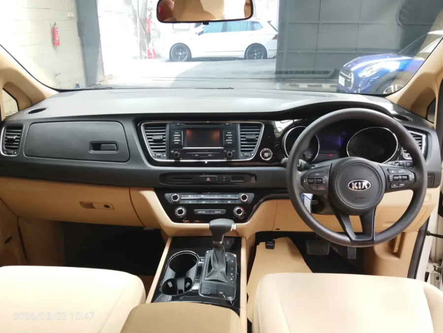 Foto Mobil Bekas Dashboard KIA Sedona 3.3 tahun 2017