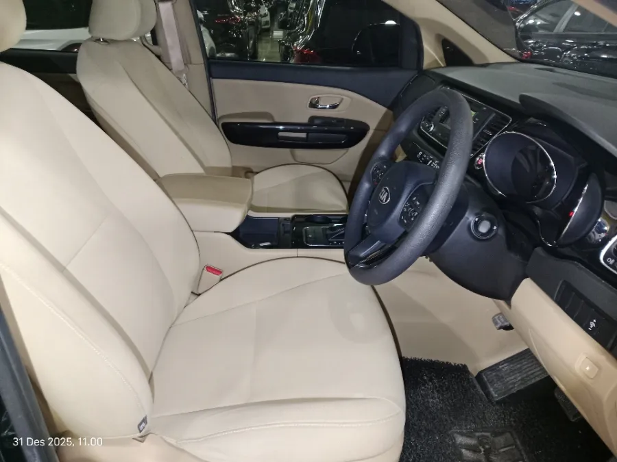 Foto Mobil Bekas Kabin Depan KIA Sedona 3.3 tahun 2017