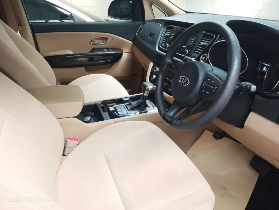 Foto Mobil Bekas Kabin Depan KIA Sedona 3.3 tahun 2017
