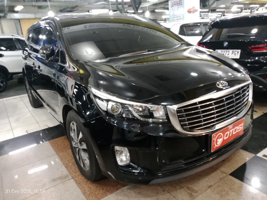 Foto Mobil Bekas Kanan Depan KIA Sedona 3.3 tahun 2017