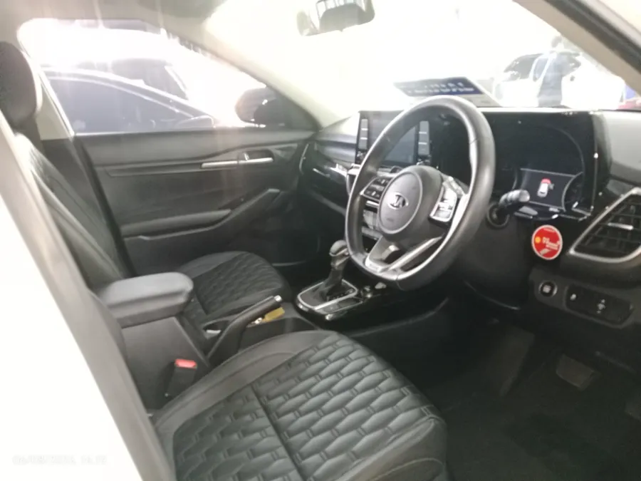 Foto Mobil Bekas Kabin Depan KIA Seltos 1.4 EX tahun 2021