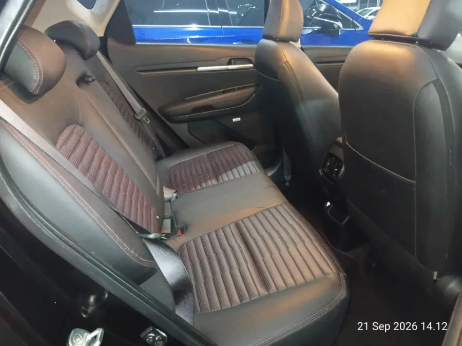 Foto Mobil Bekas Kabin Belakang KIA Sonet 1.5 tahun 2020