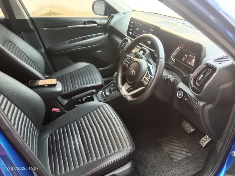 Foto Mobil Bekas Kabin Depan KIA Sonet 1.5 tahun 2021