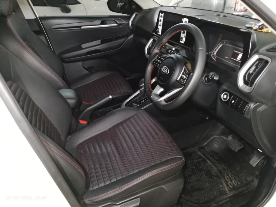 Foto Mobil Bekas Kabin Depan KIA Sonet 1.5 tahun 2021