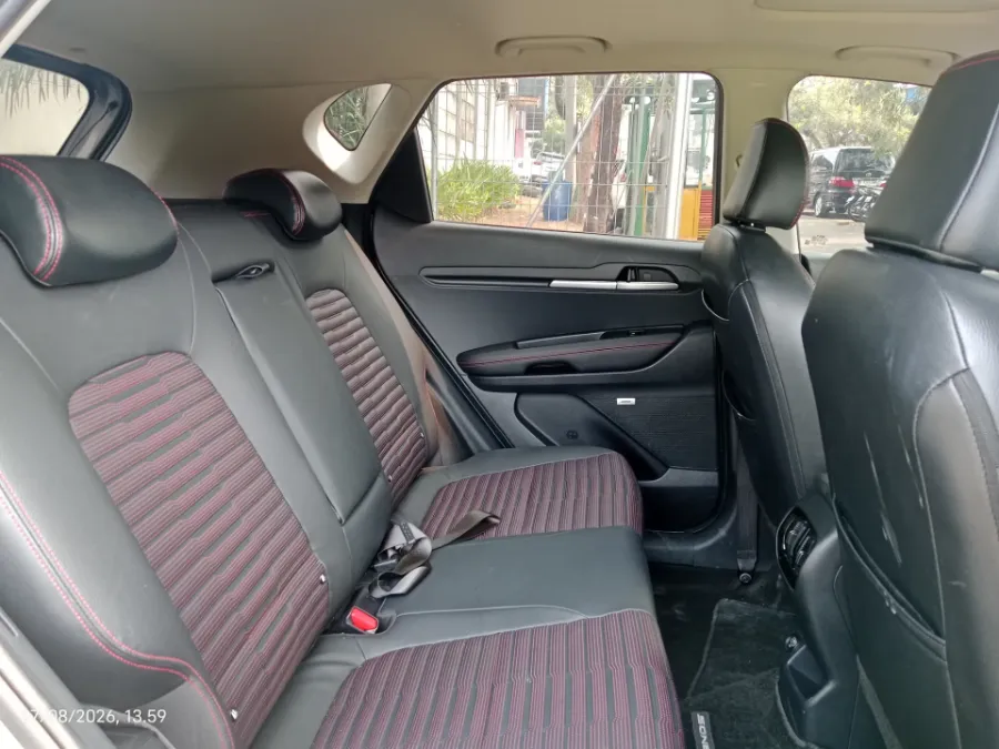 Foto Mobil Bekas Kabin Belakang KIA Sonet 1.5 tahun 2022