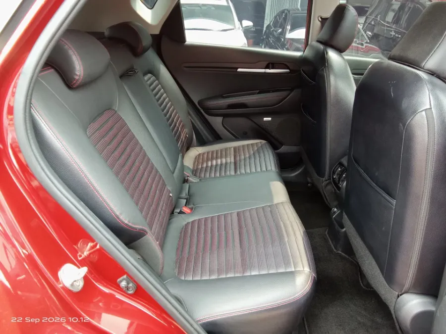Foto Mobil Bekas Kabin Belakang KIA Sonet 1.5 tahun 2022