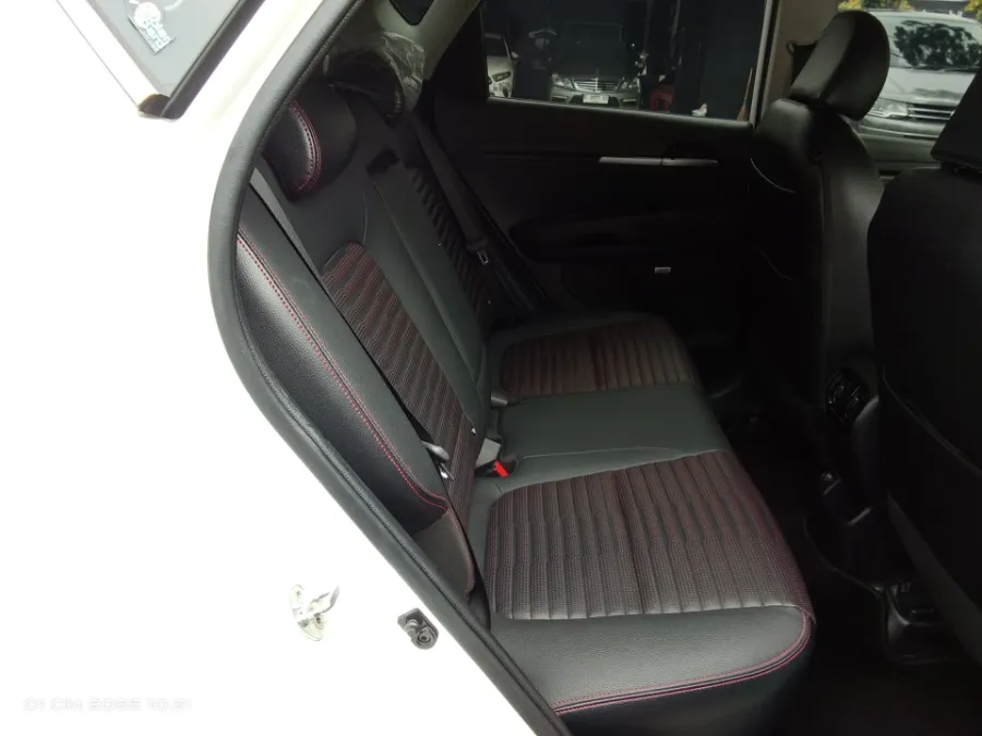 Foto Mobil Bekas Kabin Belakang KIA Sonet 1.5 tahun 2022