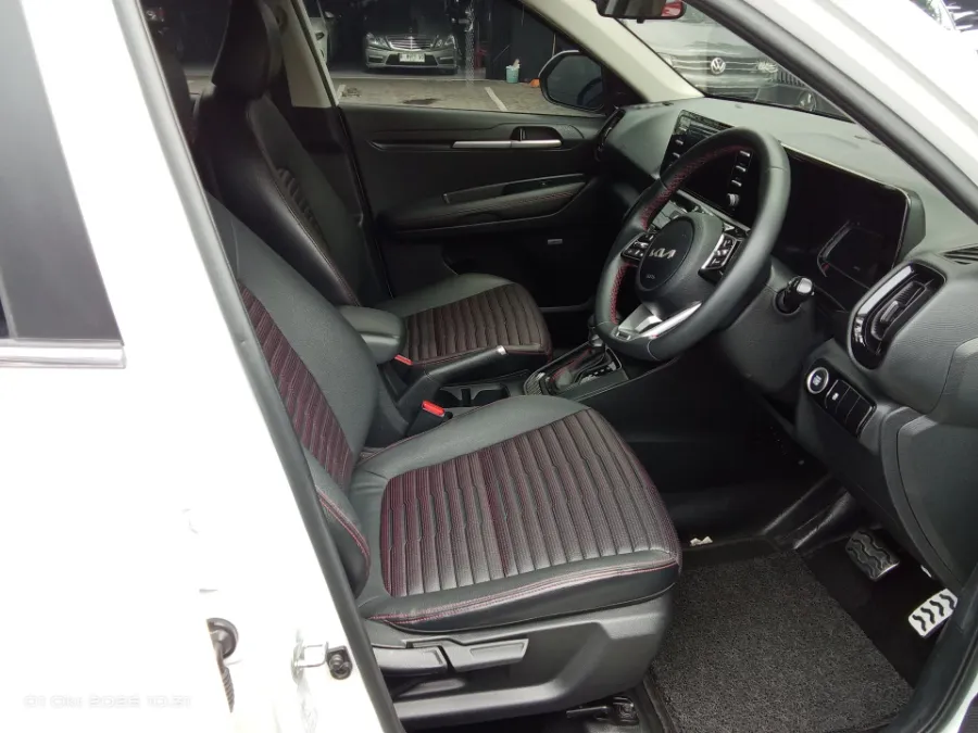 Foto Mobil Bekas Kabin Depan KIA Sonet 1.5 tahun 2022
