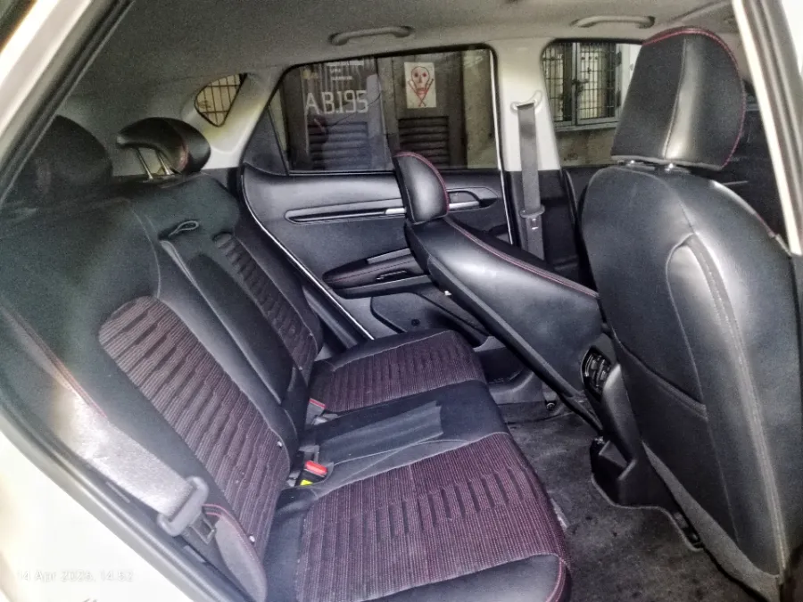 Foto Mobil Bekas Kabin Belakang KIA Sonet 1.5 tahun 2023