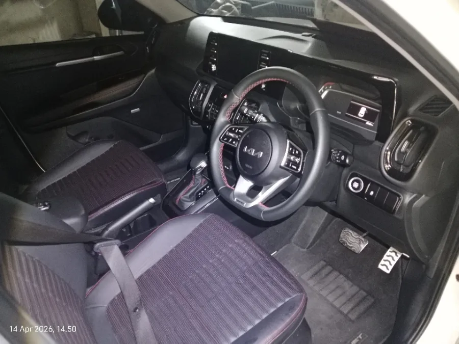 Foto Mobil Bekas Kabin Depan KIA Sonet 1.5 tahun 2023