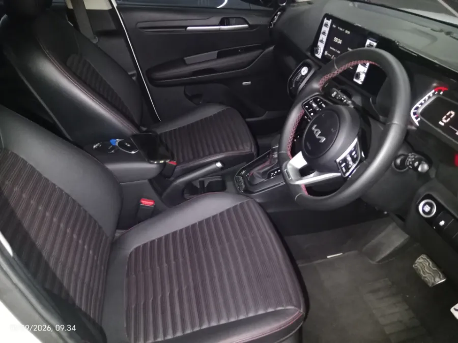 Foto Mobil Bekas Kabin Depan KIA Sonet 1.5 tahun 2023