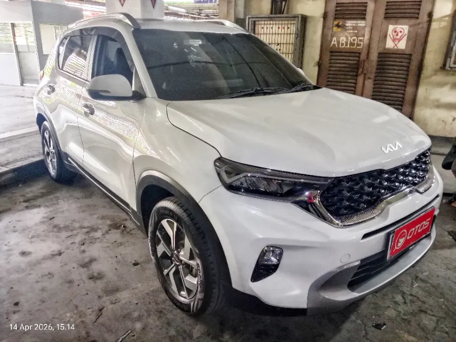 Foto Mobil Bekas Kanan Depan KIA Sonet 1.5 tahun 2023