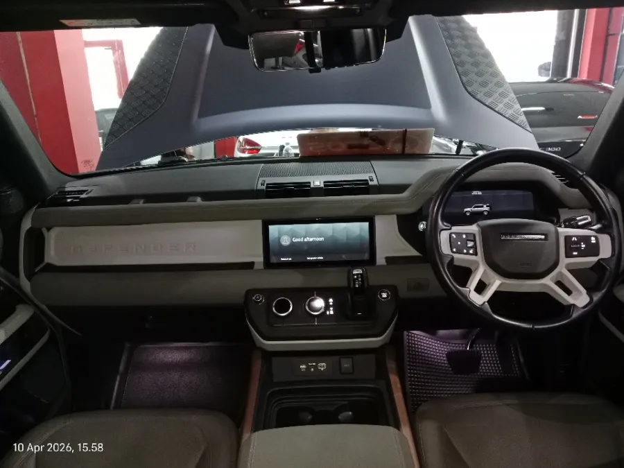 Foto Mobil Bekas Dashboard Land Rover Defender 110 2.2 tahun 2021