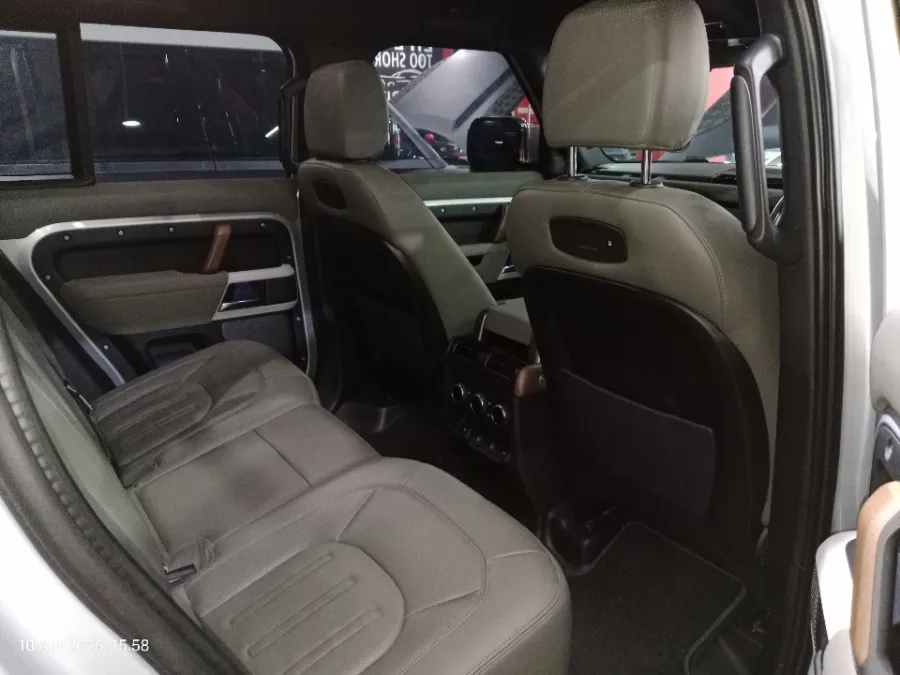 Foto Mobil Bekas Kabin Belakang Land Rover Defender 110 2.2 tahun 2021