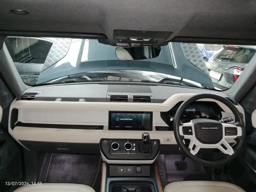 Foto Mobil Bekas Dashboard Land Rover Defender 110 3.0 XS tahun 2022