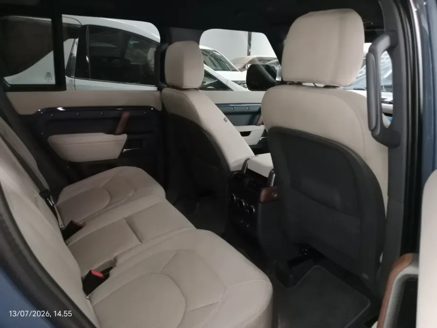 Foto Mobil Bekas Kabin Belakang Land Rover Defender 110 3.0 XS tahun 2022