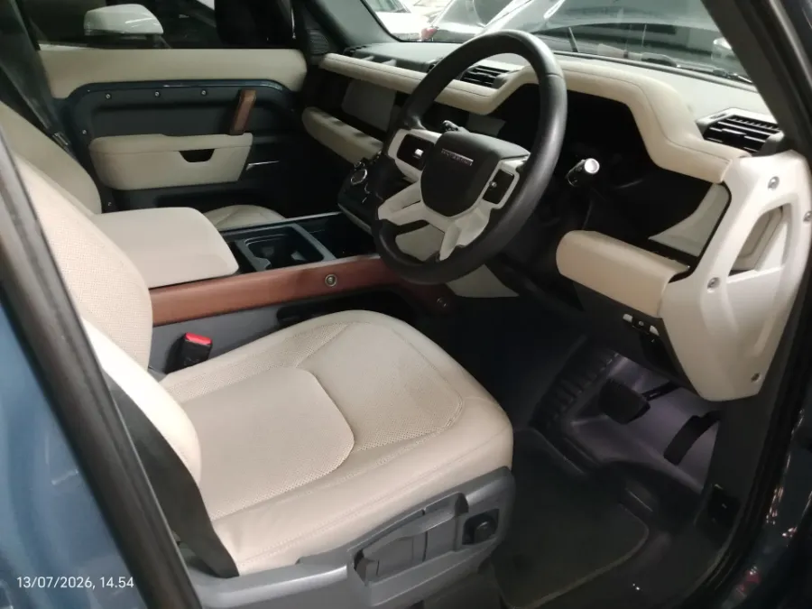 Foto Mobil Bekas Kabin Depan Land Rover Defender 110 3.0 XS tahun 2022