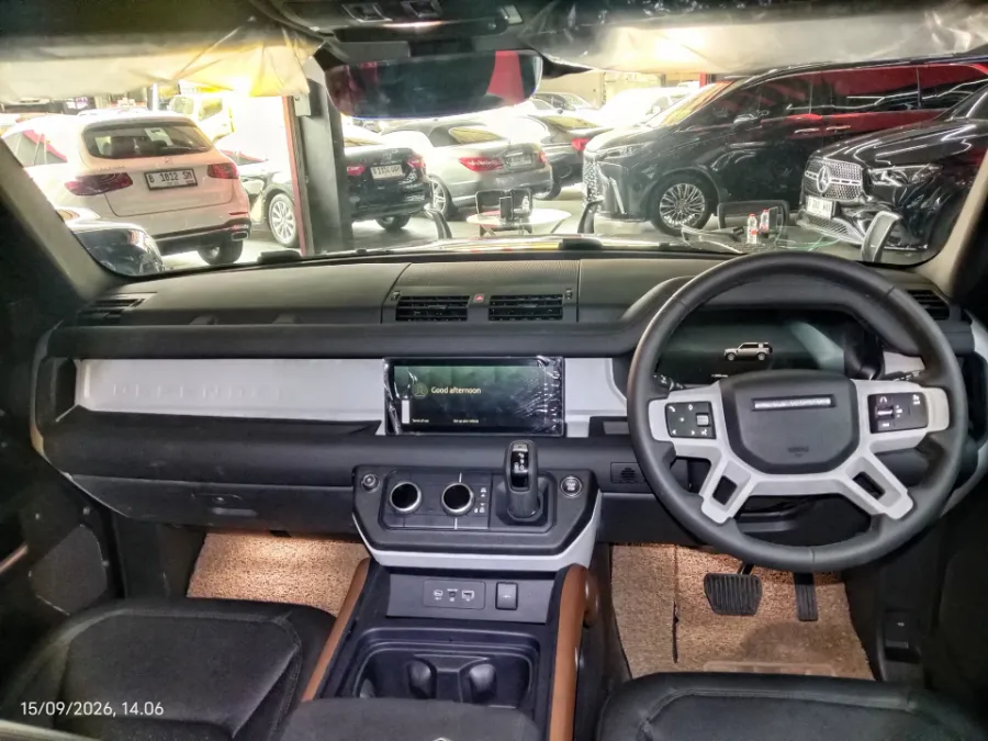 Foto Mobil Bekas Dashboard Land Rover Defender 110 3.0 XS tahun 2023