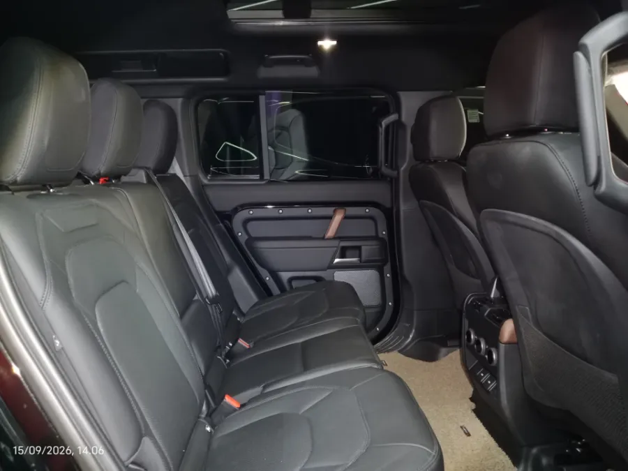 Foto Mobil Bekas Kabin Belakang Land Rover Defender 110 3.0 XS tahun 2023