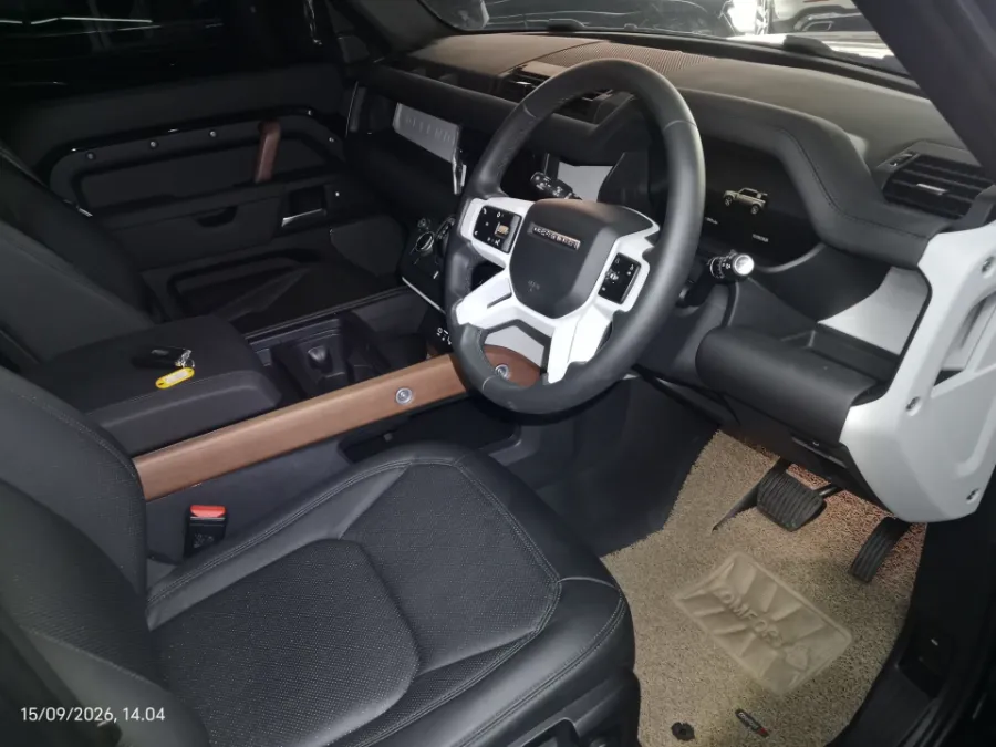 Foto Mobil Bekas Kabin Depan Land Rover Defender 110 3.0 XS tahun 2023