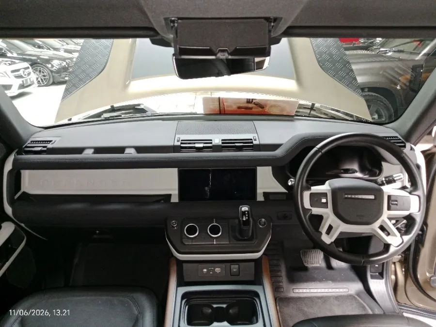 Foto Mobil Bekas Dashboard Land Rover Defender 2.0 tahun 2021