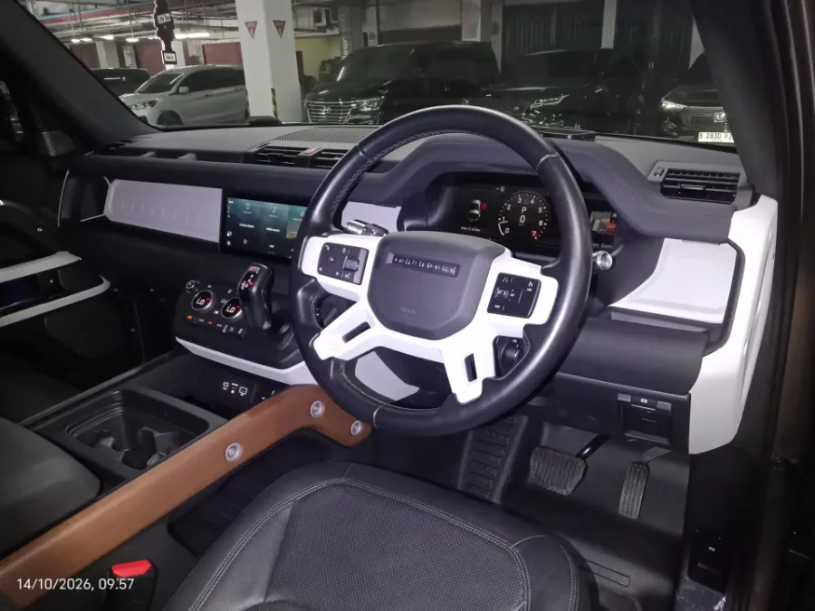 Foto Mobil Bekas Dashboard Land Rover Defender 2.0 tahun 2021