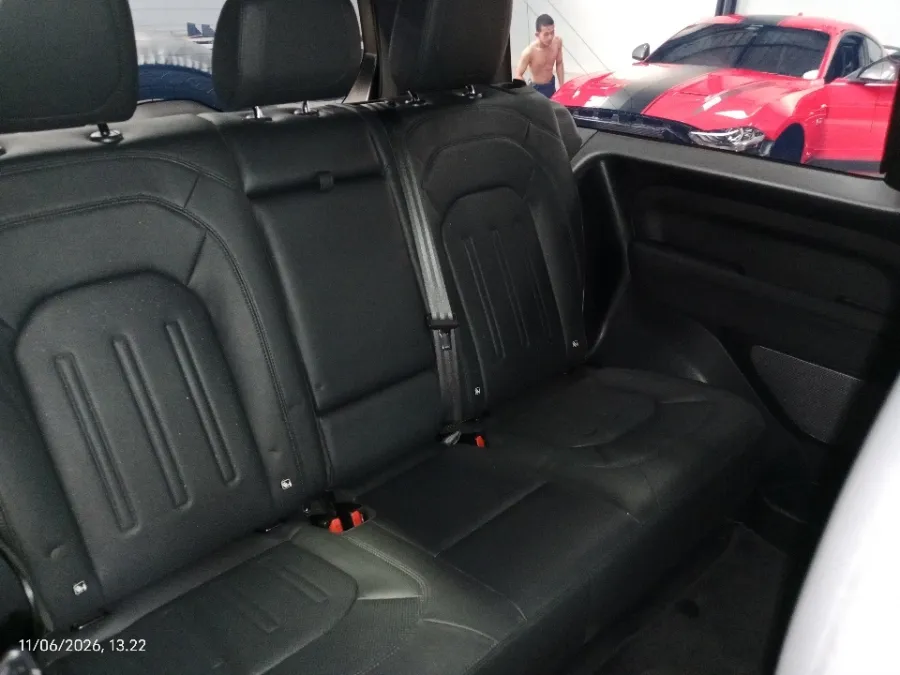Foto Mobil Bekas Kabin Belakang Land Rover Defender 2.0 tahun 2021