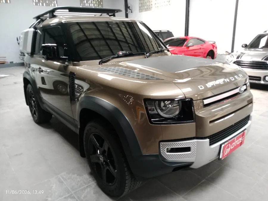 Foto Mobil Bekas Kanan Depan Land Rover Defender 2.0 tahun 2021