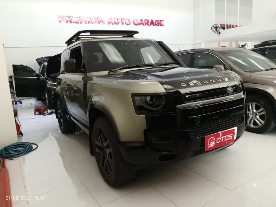 Foto Mobil Bekas Kanan Depan Land Rover Defender 2.0 tahun 2021