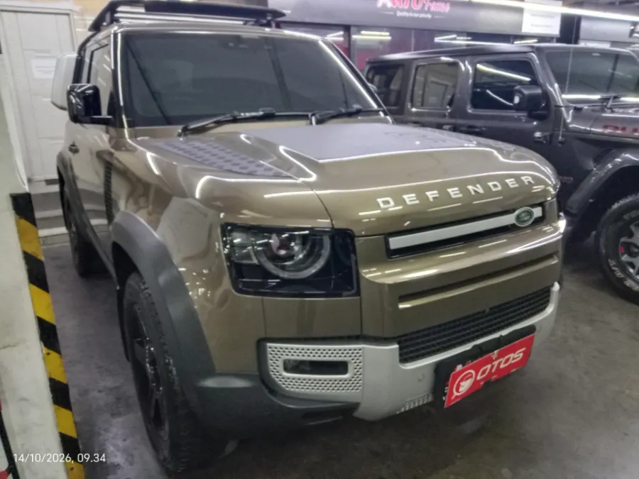 Foto Mobil Bekas Kanan Depan Land Rover Defender 2.0 tahun 2021