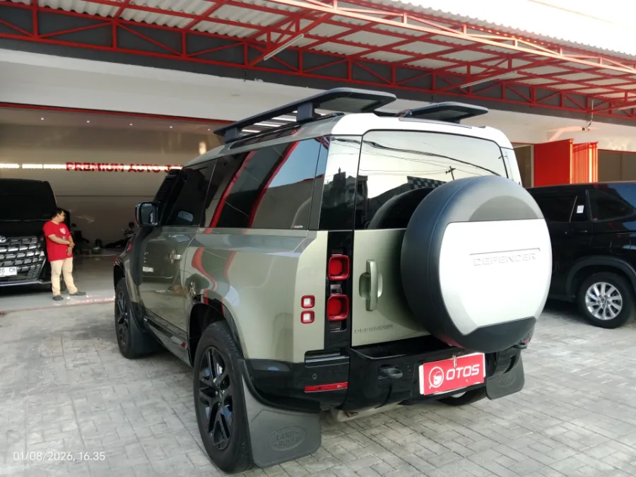 Foto Mobil Bekas Kiri Belakang Land Rover Defender 2.0 tahun 2021