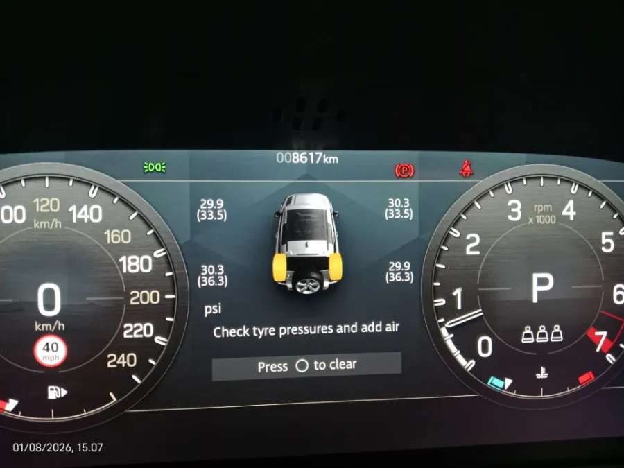Foto Mobil Bekas Odometer Land Rover Defender 2.0 tahun 2021