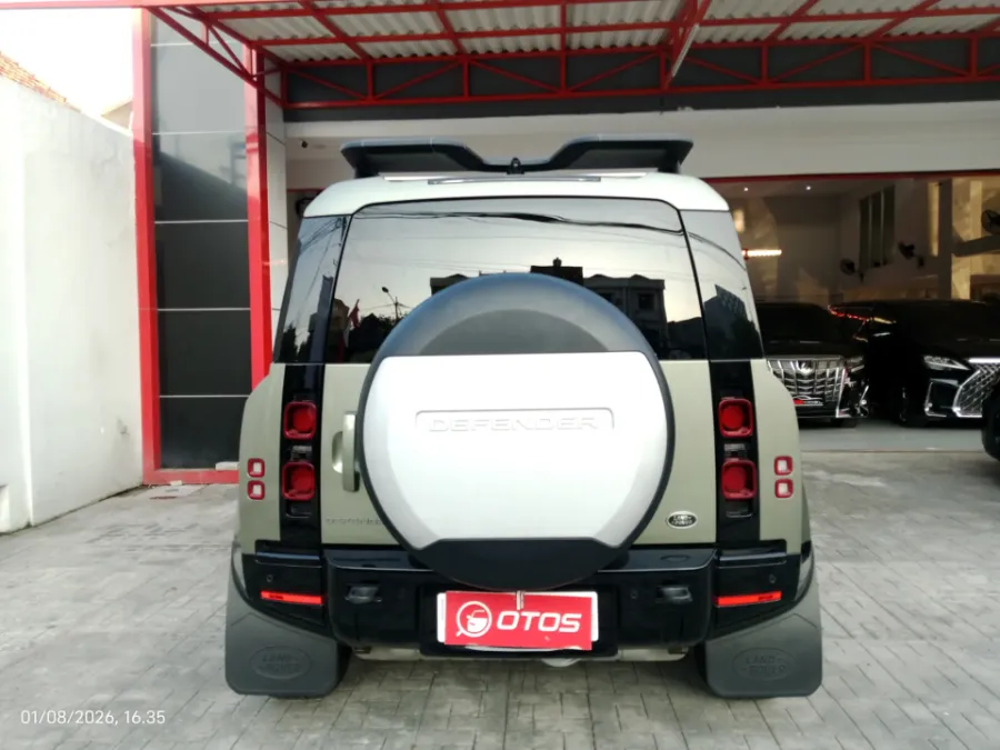 Foto Mobil Bekas Tampak Belakang Land Rover Defender 2.0 tahun 2021