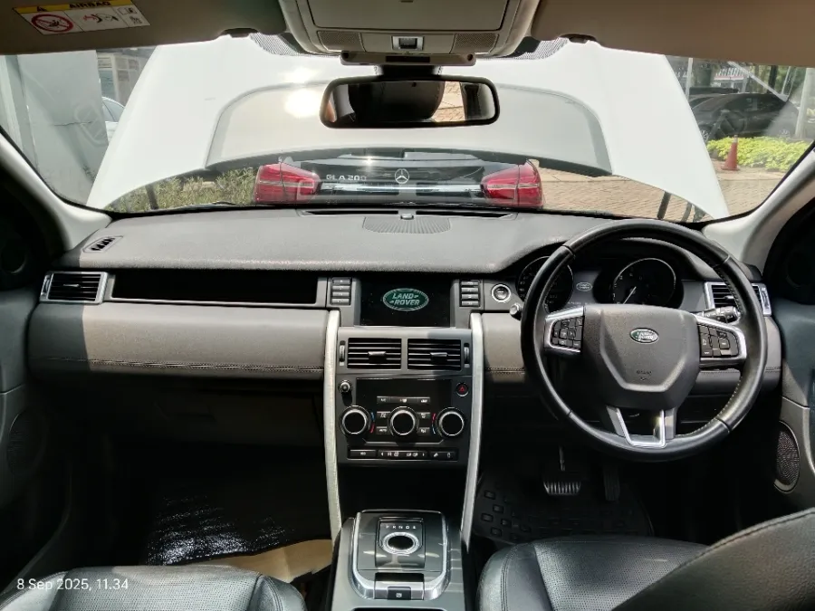Foto Mobil Bekas Dashboard Land Rover Discovery Sport 2.0 HSE tahun 2015