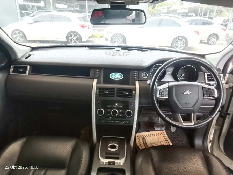 Foto Mobil Bekas Dashboard Land Rover Discovery Sport 2.0 HSE tahun 2015