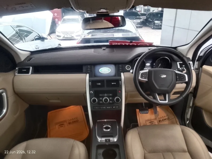 Foto Mobil Bekas Dashboard Land Rover Discovery Sport 2.0 HSE tahun 2015